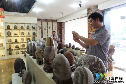 泸州:捡来石头 赚来财富(图2) 泸州:捡来石头 赚来财富(图2)