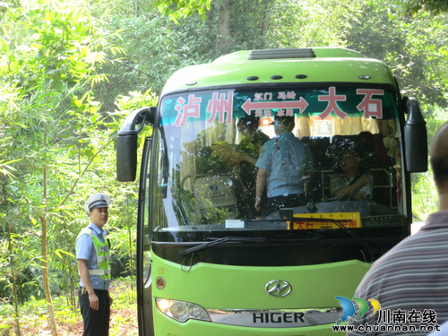 水尾镇：举重拳出全力开展道路交通安全整治(图1)