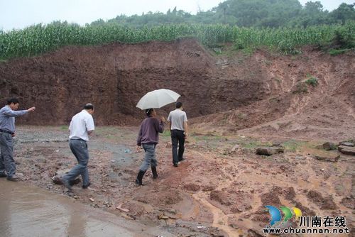 龙车镇：镇长上任首日&nbsp;冒雨查安全(图1)
