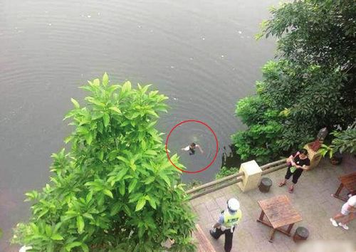 摩托司机河中耍赖：不处罚才上岸