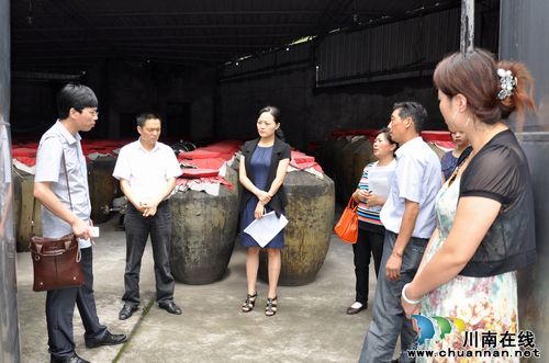 余静到云锦镇检查酒类企业安全生产工作