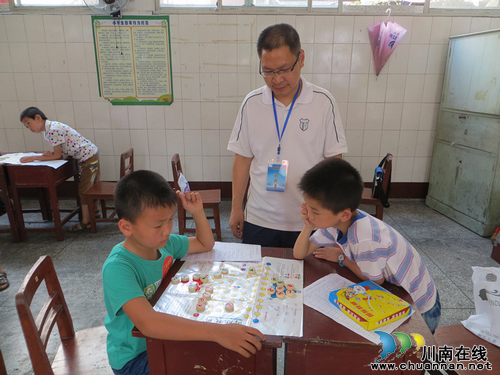 合江县:小选手博弈“数棋”赛场展风采(图2) 合江县:小选手博弈“数棋”赛场展风采(图2)