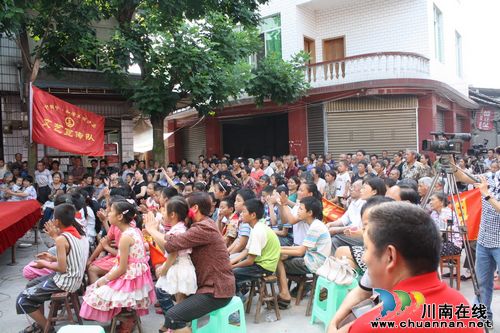 “中国梦·和谐美丽泸县”文艺巡演走进海潮镇徐场村(图2)