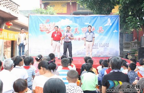 “中国梦·和谐美丽泸县”文艺巡演走进海潮镇徐场村