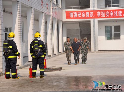 云锦镇：消防演练进敬老院