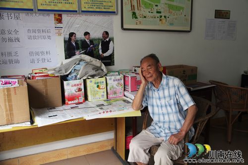 泸州:八旬党员自办"健康书屋"&nbsp;托起社区老人健康梦(图5)