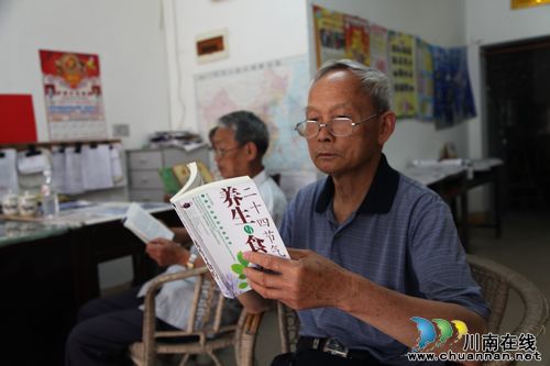 泸州:八旬党员自办"健康书屋"&nbsp;托起社区老人健康梦(图3)