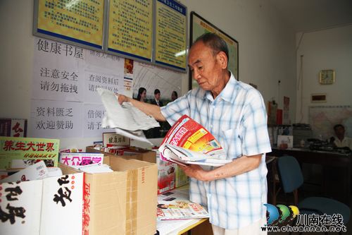 泸州:八旬党员自办"健康书屋"&nbsp;托起社区老人健康梦(图2)