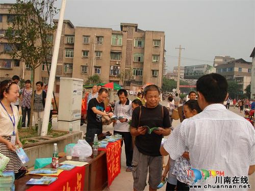 纳溪:群众欢迎“人口+廉政”宣传模式(图1) 纳溪:群众欢迎“人口+廉政”宣传模式(图1)