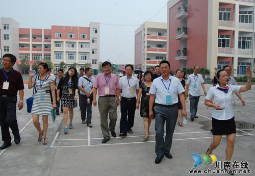 教育部、省教育厅领导视察泸州市城北学校(图1)