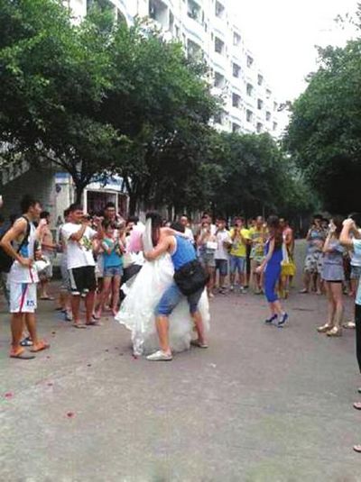 宜宾：大四女生&nbsp;穿婚纱校园求婚