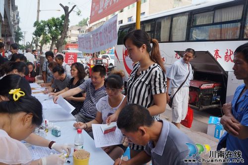 立石镇:义务献血者冒着酷暑实践“爱心梦”(图2) 立石镇:义务献血者冒着酷暑实践“爱心梦”(图2)