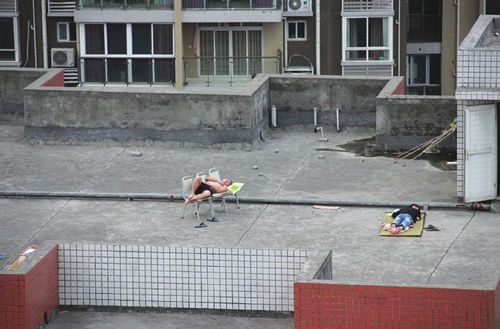 宁愿喂蚊子&nbsp;大学生屋顶蹭凉觉