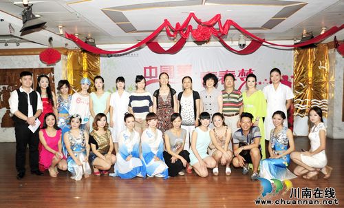 泸医附院举办"中国梦•青春梦"青年礼仪风采大赛(图2) 泸医附院举办"中国梦•青春梦"青年礼仪风采大赛(图2)