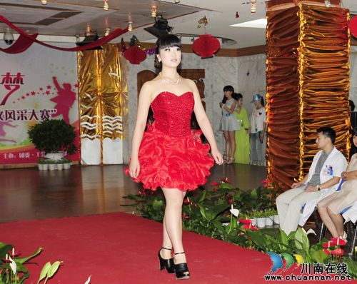 泸医附院举办"中国梦•青春梦"青年礼仪风采大赛(图3) 泸医附院举办"中国梦•青春梦"青年礼仪风采大赛(图3)