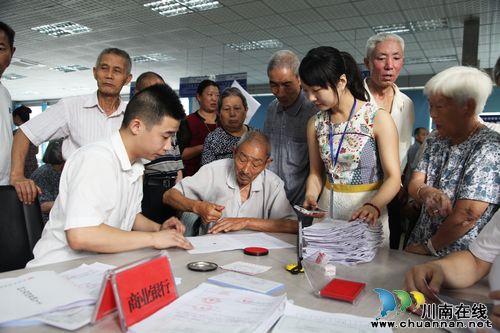 泸州:政府为"媒"&nbsp;失地农民领上养老保险(图1)