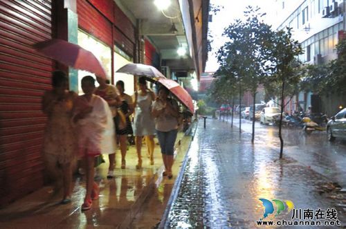 自泸内宜昨晚普降雷阵雨&nbsp;川南四城“退烧”