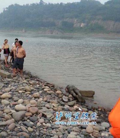 网曝长江泸州段发现男尸 警方:暂无他杀痕迹(图1) 网曝长江泸州段发现男尸 警方:暂无他杀痕迹(图1)
