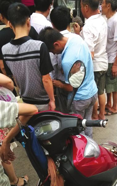 宜宾网友发布小偷公交站行窃照片引质疑