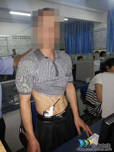泸州交警部门严肃考纪 考场再次抓获作弊考生(图1) 泸州交警部门严肃考纪 考场再次抓获作弊考生(图1)