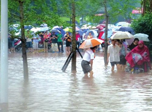 川南暴雨来袭洪峰过境&nbsp;长江航道开始跑大船(图2)