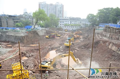 副市长马宗慧到泸医附院现场指导门急诊修建工作(图2) 副市长马宗慧到泸医附院现场指导门急诊修建工作(图2)