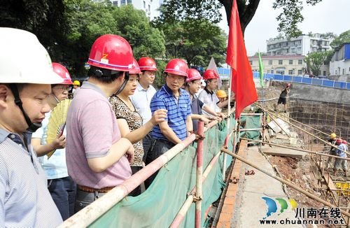 副市长马宗慧到泸医附院现场指导门急诊修建工作