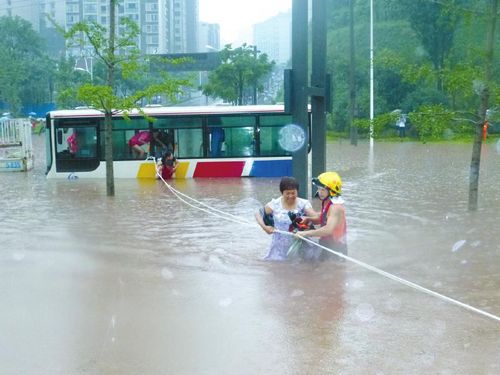 自贡壮汉"骑兵"蹚过大水遇口水&nbsp;网友"鸣不平"(图2)