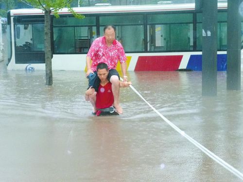 自贡壮汉"骑兵"蹚过大水遇口水&nbsp;网友"鸣不平"(图1)