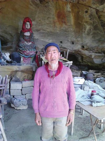 威远八旬老人&nbsp;崖洞一住20年