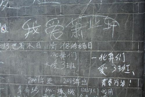 宜宾“宽窄巷子”城墙满脸是伤