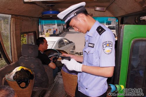 泸州交警重拳出击抓安全成效初显(图1) 泸州交警重拳出击抓安全成效初显(图1)