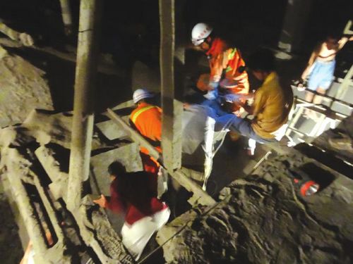 内江一工人掉进5米沙坑遭埋(图1) 内江一工人掉进5米沙坑遭埋(图1)
