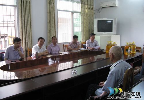 龙马潭区委统战部开展七一慰问党员活动(图1)