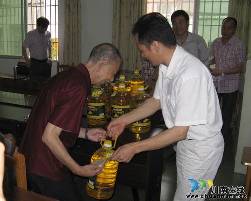龙马潭区委统战部开展七一慰问党员活动(图2)