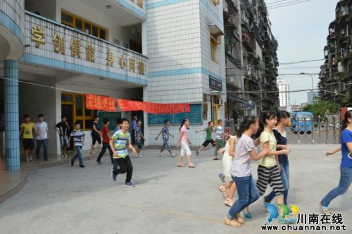 大山坪街道:开展消防疏散演练 提高师生防范意识(图1) 大山坪街道:开展消防疏散演练 提高师生防范意识(图1)