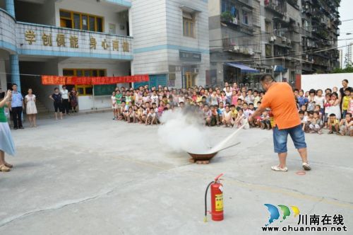 大山坪街道:开展消防疏散演练 提高师生防范意识(图2) 大山坪街道:开展消防疏散演练 提高师生防范意识(图2)