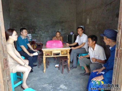 华阳街道:看望慰问老党员(图1) 华阳街道:看望慰问老党员(图1)