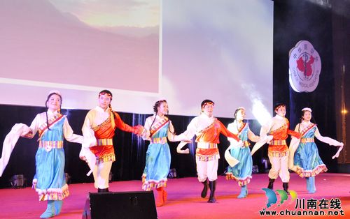 泸医附院皮肤科获“国家级皮肤医疗美容示范培育基地”称号(图3) 泸医附院皮肤科获“国家级皮肤医疗美容示范培育基地”称号(图3)