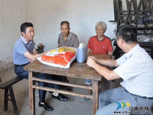 云锦镇:慰问困难党员(图1) 云锦镇:慰问困难党员(图1)