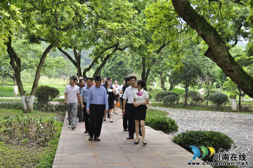新加坡客人到泸州张坝景区参观考察(图2) 新加坡客人到泸州张坝景区参观考察(图2)