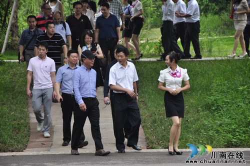 新加坡客人到泸州张坝景区参观考察(图1) 新加坡客人到泸州张坝景区参观考察(图1)