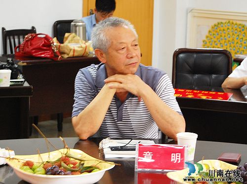 章明《这方园地》赠书座谈会举行 传播正能量(图3) 章明《这方园地》赠书座谈会举行 传播正能量(图3)