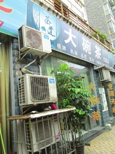 空调外机安地面&nbsp;吹得人行道好“热”(图2)
