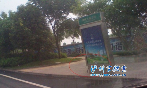网帖称泸州交警钓鱼执法 测速仪藏灯箱后(图1) 网帖称泸州交警钓鱼执法 测速仪藏灯箱后(图1)