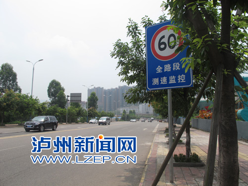 网帖称泸州交警钓鱼执法 测速仪藏灯箱后(图2) 网帖称泸州交警钓鱼执法 测速仪藏灯箱后(图2)