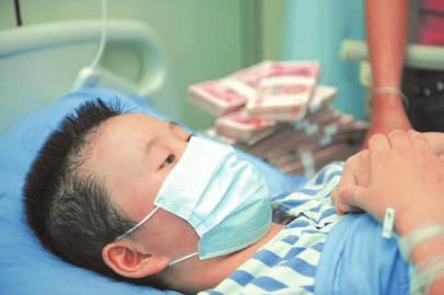 内江16岁女孩患重病&nbsp;泸州好人抱来20万现金(图2)