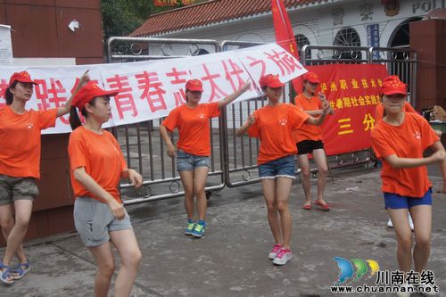 大学生暑期“三下乡”宣扬中国梦践行青春志(图1) 大学生暑期“三下乡”宣扬中国梦践行青春志(图1)