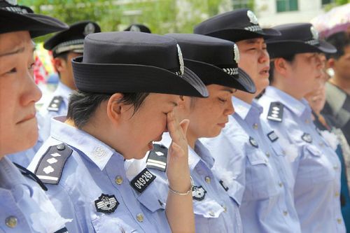 3000警民送别王章锐(图1) 3000警民送别王章锐(图1)