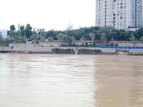 长江泸州段最大洪峰过境&nbsp;管驿嘴河堤垮塌(图1)